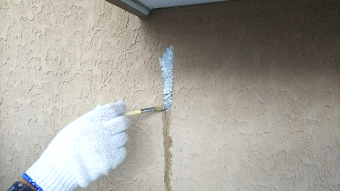 ジョリパット外壁塗装　ひび割れ補修２