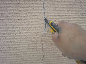 モルタル壁　外壁塗装　ひび割れの処理３