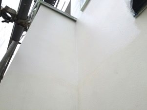 モルタル外壁塗装　2度目の塗り込み２