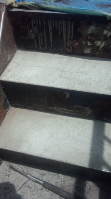 階段　防水撤去