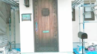 鎌倉市塗装　玄関扉２