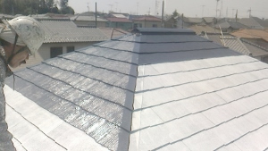 スレート屋根　遮熱塗装　中塗り２